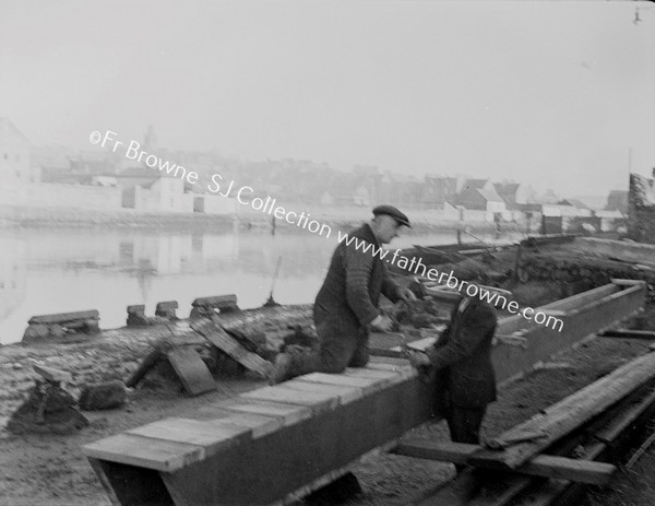 FISHERMEN PREPARING TRAPS